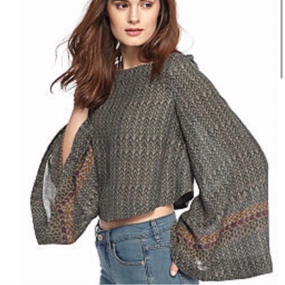 Star Align Crop Bell Sleeve Top